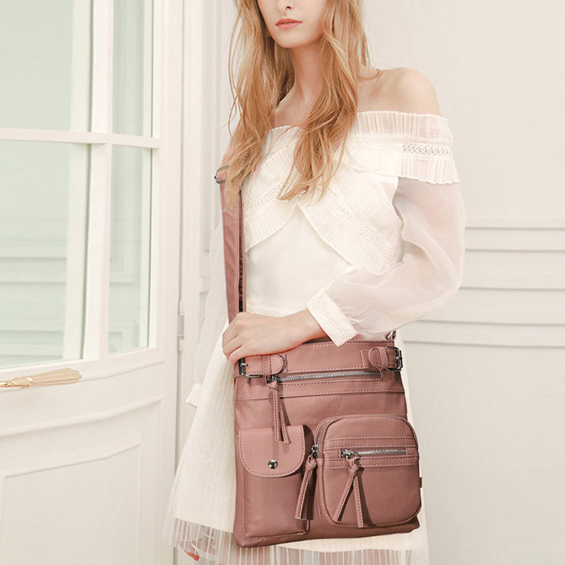 Frau mit rosa multifunktionaler Anti-Diebstahl-Tasche, modisch, elegant, vielseitig einsetzbar.