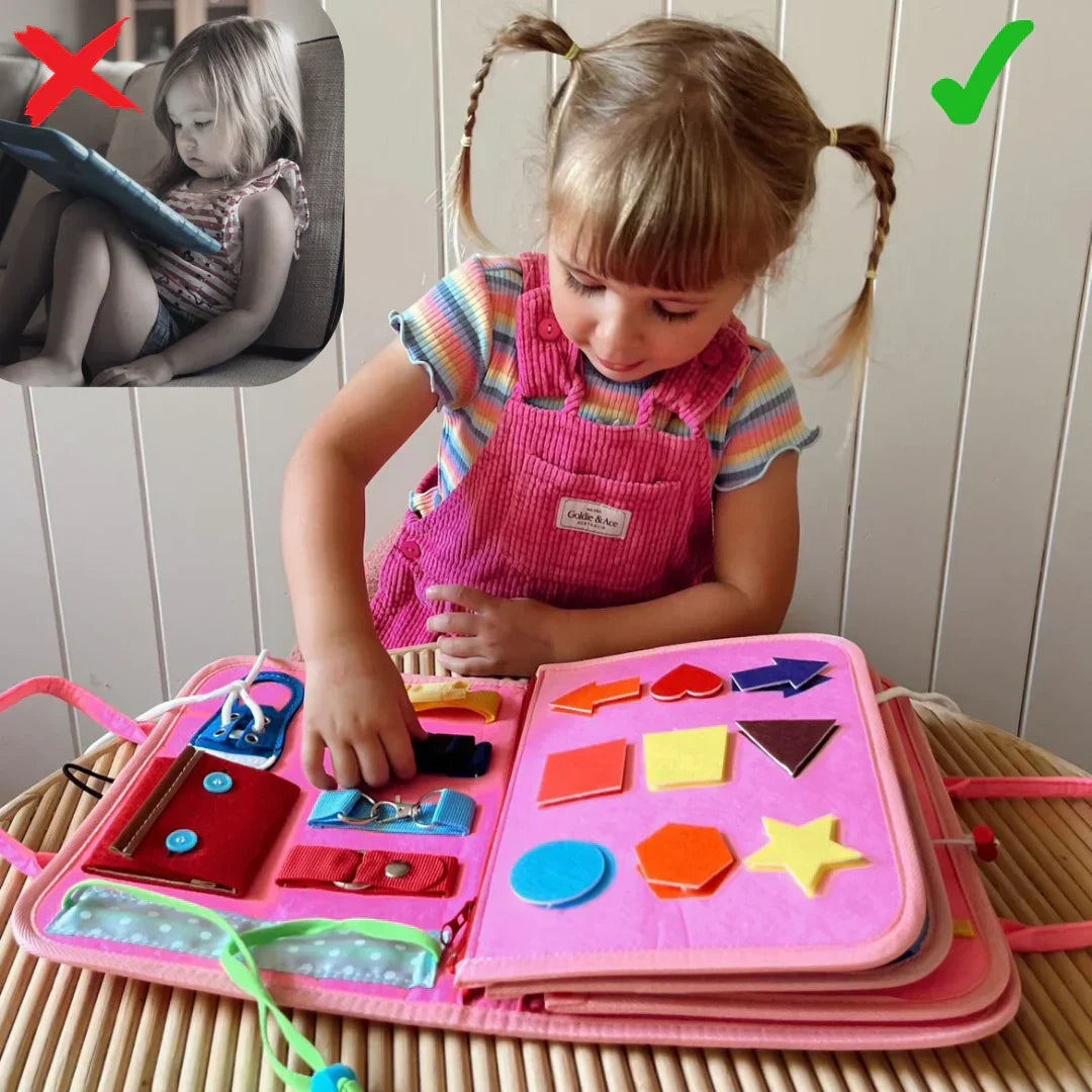 Mädchen mit Zöpfen spielt konzentriert mit dem aufgeklappten rosa Filzbuch, links ein Kind mit Tablet als Gegenbeispiel 4