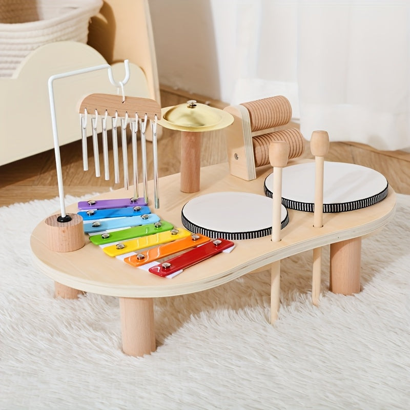 Musiktisch auf einem weißen Flauschteppich, die Holzschlägel stecken in ihren Halterungen an der Tischkante. 6