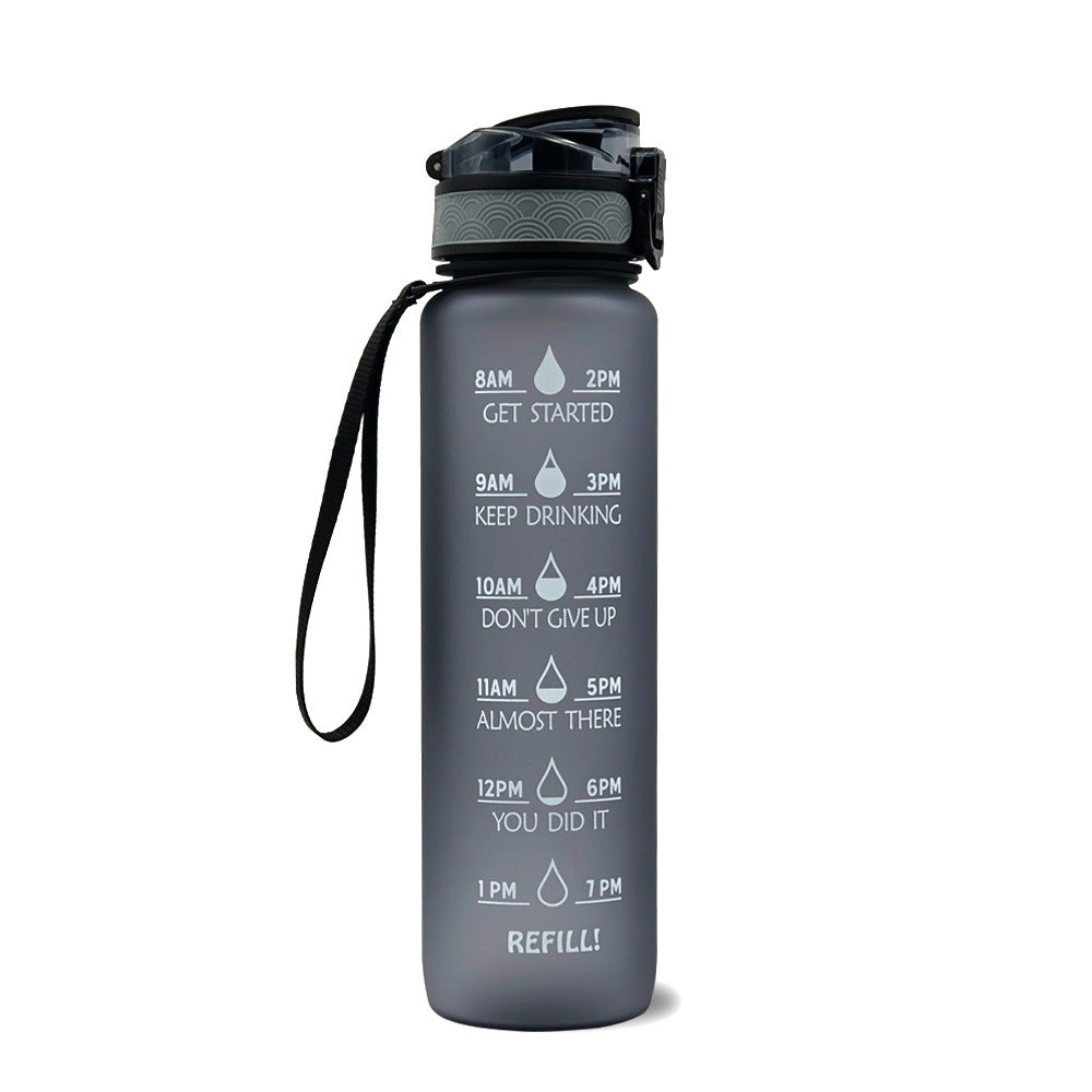 Graue Motivations-Wasserflasche mit Zeitmarkierungen und Trinkhalm, BPA-frei, 1 Liter.