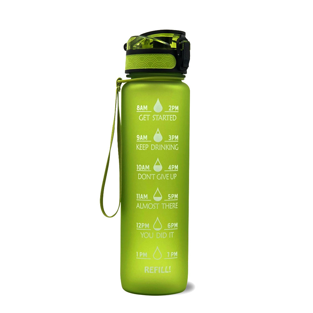 Grüne Wasserflasche mit Zeitmarkierungen und Trinkhalm, motivierend, BPA-frei.