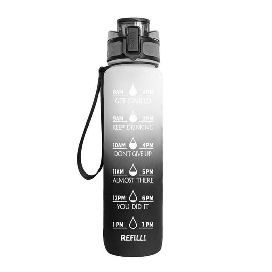 Schwarze Wasserflasche mit Zeitmarkierungen und Strohhalm, Motivationsdesign.