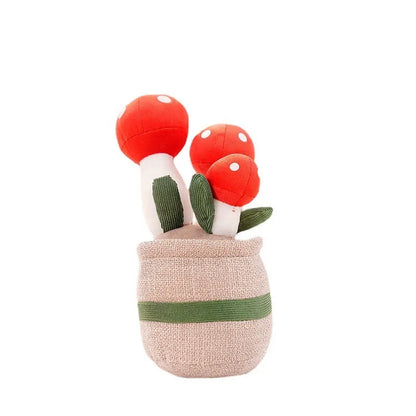 Rotes Stoffpilz-Spielzeug im Korb, handgefertigt, Dekoration, Kinderzimmer, Geschenkidee.