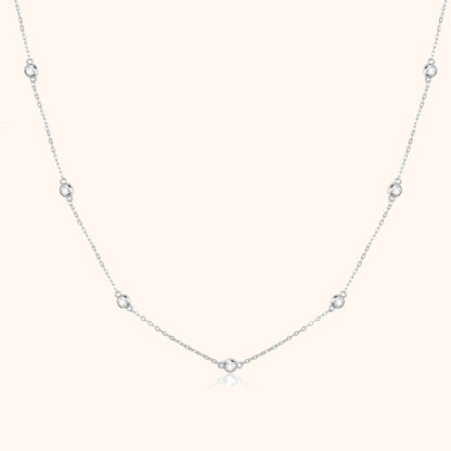 Silberkette mit runden Anhängern, elegantes Design, Schmuck für Damen, modisches Accessoire.