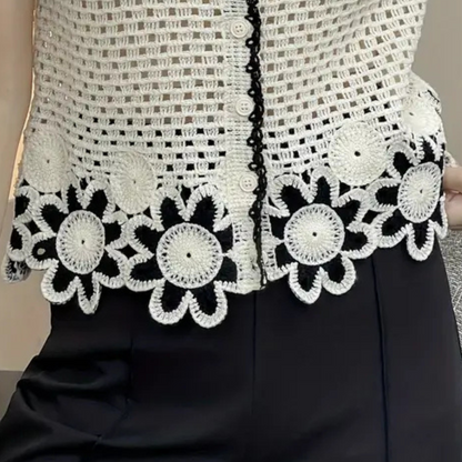 Schwarz-weiße gehäkelte Weste mit Blumenmuster, Knopfleiste, Damenmode, elegant, handgefertigt.