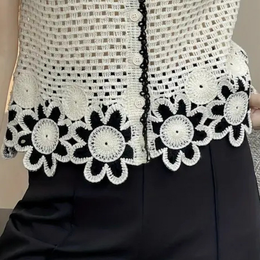 Schwarz-weiße gehäkelte Weste mit Blumenmuster, Knopfleiste, Damenmode, elegant, handgefertigt.