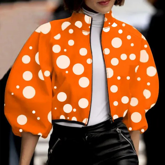 Frau in orange-weiß gepunkteter Jacke, modisch, Herbstmode, Damenbekleidung, Streetstyle.