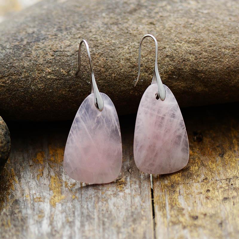 Rosenquarz Ohrringe für Damen, elegante Tropfenform, Naturstein Schmuck, rosa, modisch.