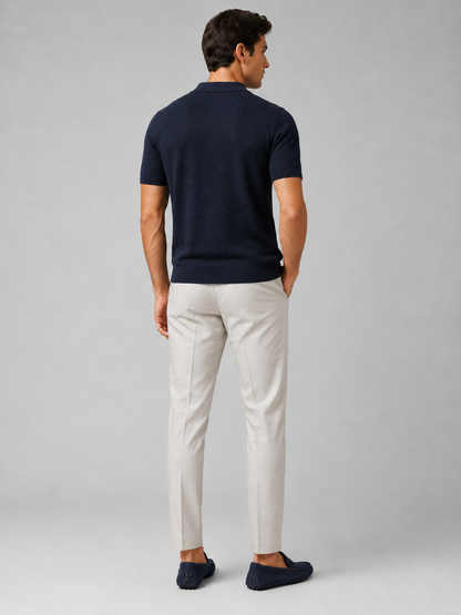 Rückansicht des dunkelblauen Strickpolos mit Strukturmuster, hellgraue Hose, blaue Mokassins 38