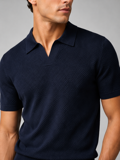 Detailaufnahme des dunkelblauen Strickpolos mit feiner Waffelstruktur, Kragen und V-Ausschnitt 36