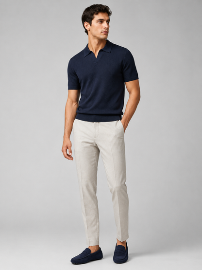 Ganzkörperansicht des Models im dunkelblauen Strickpolo mit hellgrauer Hose und blauen Wildleder-Mokassins 37