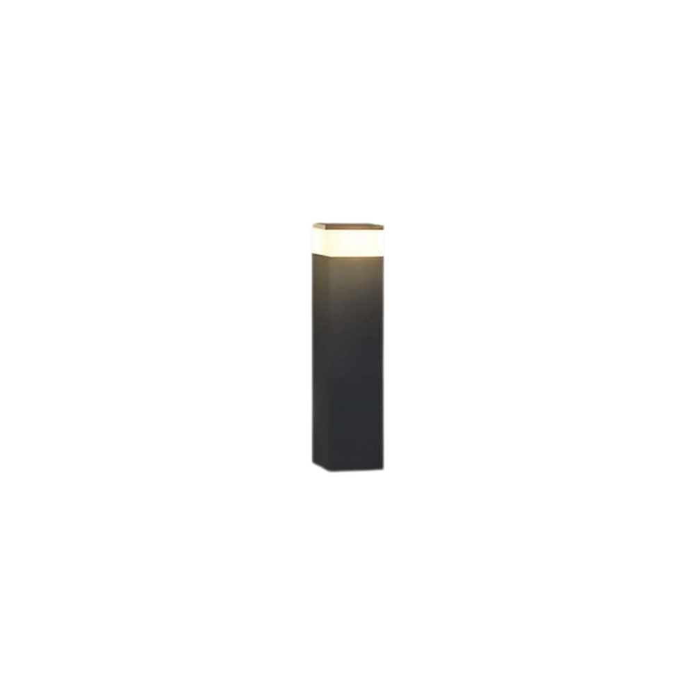 Kurzer schwarzer, rechteckiger Pollerpfosten mit leuchtendem warmweißem Lichtband am oberen Ende, freigestellt auf weißem Hintergrund. 1