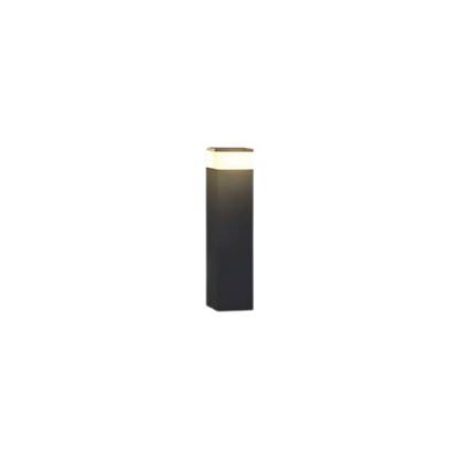 Kurzer schwarzer, rechteckiger Pollerpfosten mit leuchtendem warmweißem Lichtband am oberen Ende, freigestellt auf weißem Hintergrund. 1