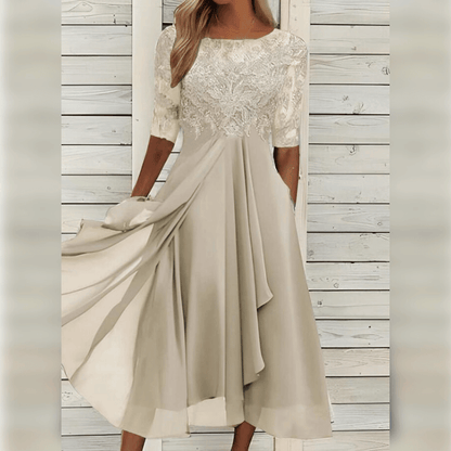 Elegantes cremefarbenes Spitzenkleid, knielang, mit halblangen Ärmeln, ideal für festliche Anlässe.