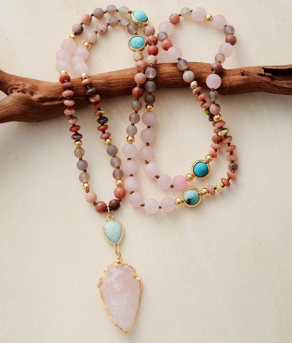 Ethno-Halskette mit rosa und türkisfarbenen Natursteinen, Pfeilspitzen-Anhänger, Damen-Schmuck.