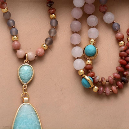 Ethno-Halskette mit türkisfarbenem Anhänger, Natursteinen, geometrischem Design, Damen-Schmuck.