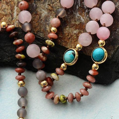 Natürliche Steinperlenkette, rosa und türkis, goldene Akzente, handgefertigter Schmuck.