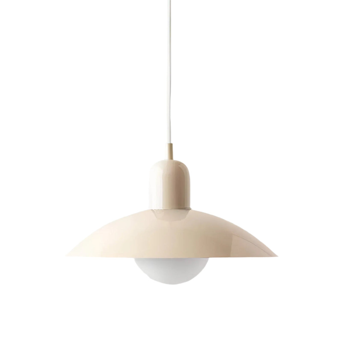 Freigestellte Pendelleuchte mit cremefarbenem Schirm, heller Fassung und weißem Kabel 15
