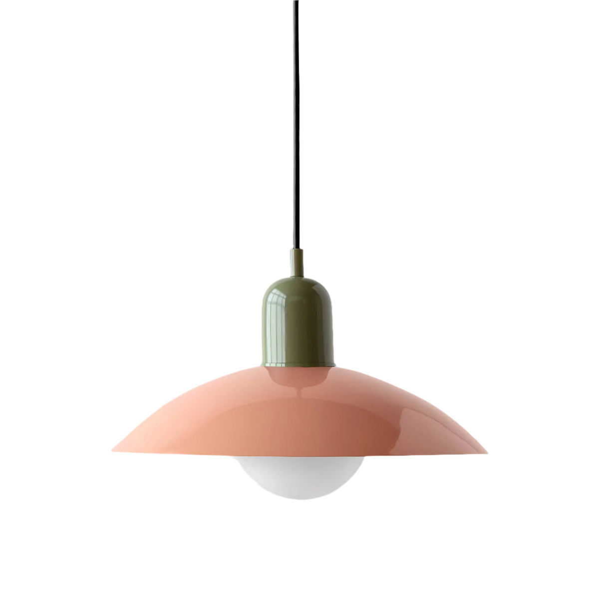 Freigestellte Pendelleuchte mit lachsrosa Schirm, olivgrüner Fassung und schwarzem Kabel 19