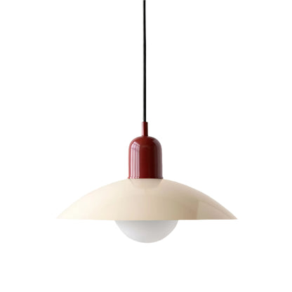 Freigestellte Pendelleuchte mit cremefarbenem Schirm, dunkelroter Fassung und Milchglaskugel 20