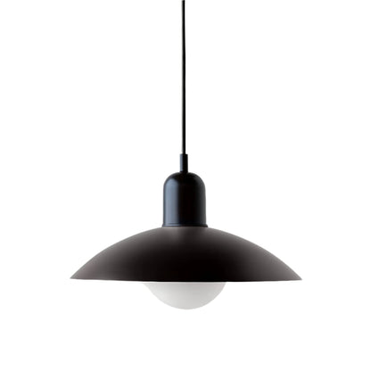 Komplett schwarze Pendelleuchte mit mattem Schirm, schwarzer Kuppelfassung und weißer Glaskugel, frontal vor weißem 24