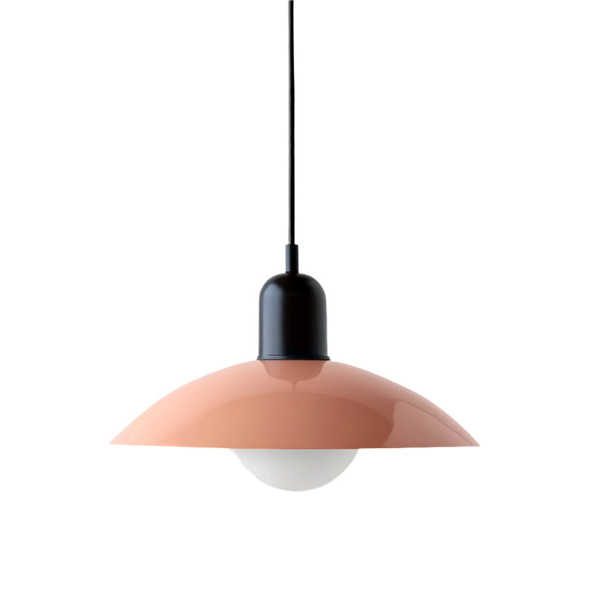 Pendelleuchte mit glänzend lachsrosa Schirm, schwarzer Kuppelfassung, schwarzem Kabel und weißer Glaskugel 26