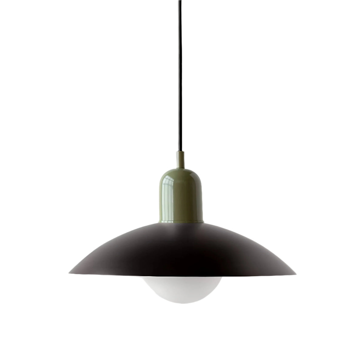 Pendelleuchte mit mattschwarzem Schirm, olivgrüner Kuppelfassung, schwarzem Kabel und weißer Glaskugel 30