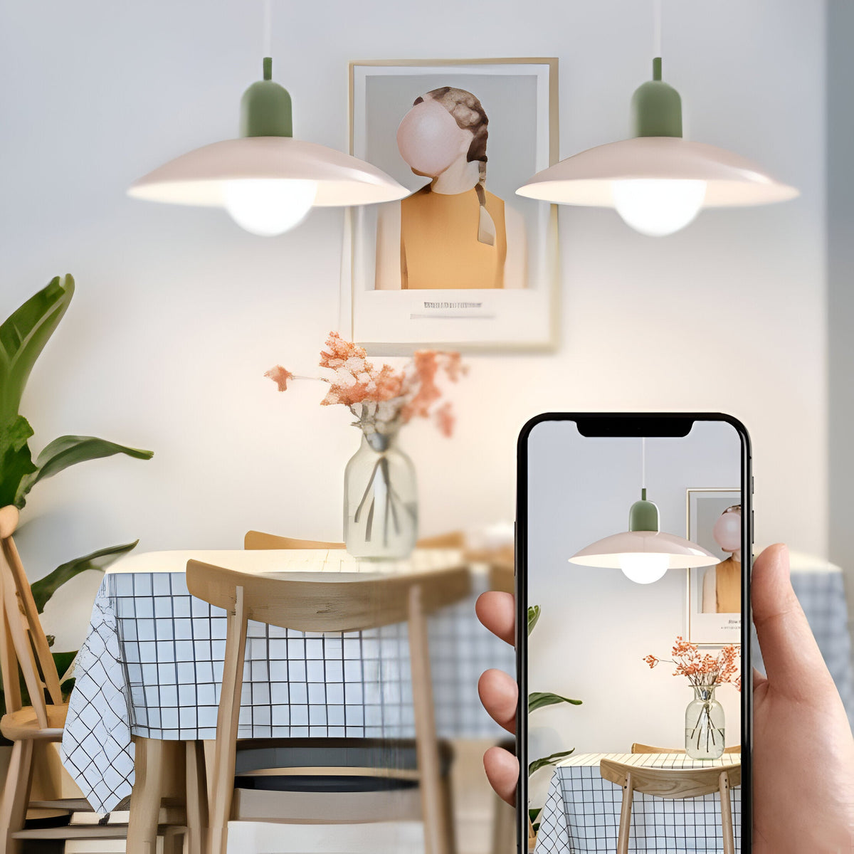 Zwei Pendelleuchten mit grüner Fassung über einem Esstisch, rechts ein Smartphone beim Fotografieren der Lampe 3