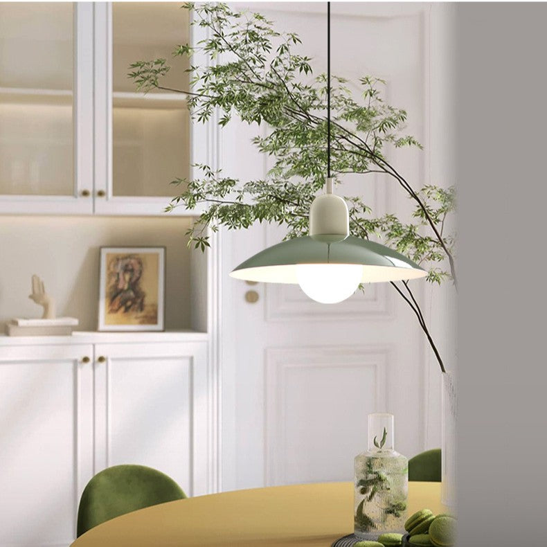 Pendelleuchte mit grünem Schirm und heller Fassung in einem Esszimmer mit Zweigen und weißem Schrank 7