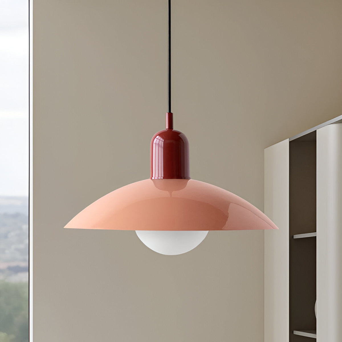 Pendelleuchte mit lachsrosa Schirm und dunkelroter Fassung vor beiger Wand neben einem Fenster 11