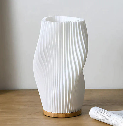 Weiße Tischlampe aus Keramik mit Holzsockel, modernes Design, Wohnzimmerbeleuchtung.