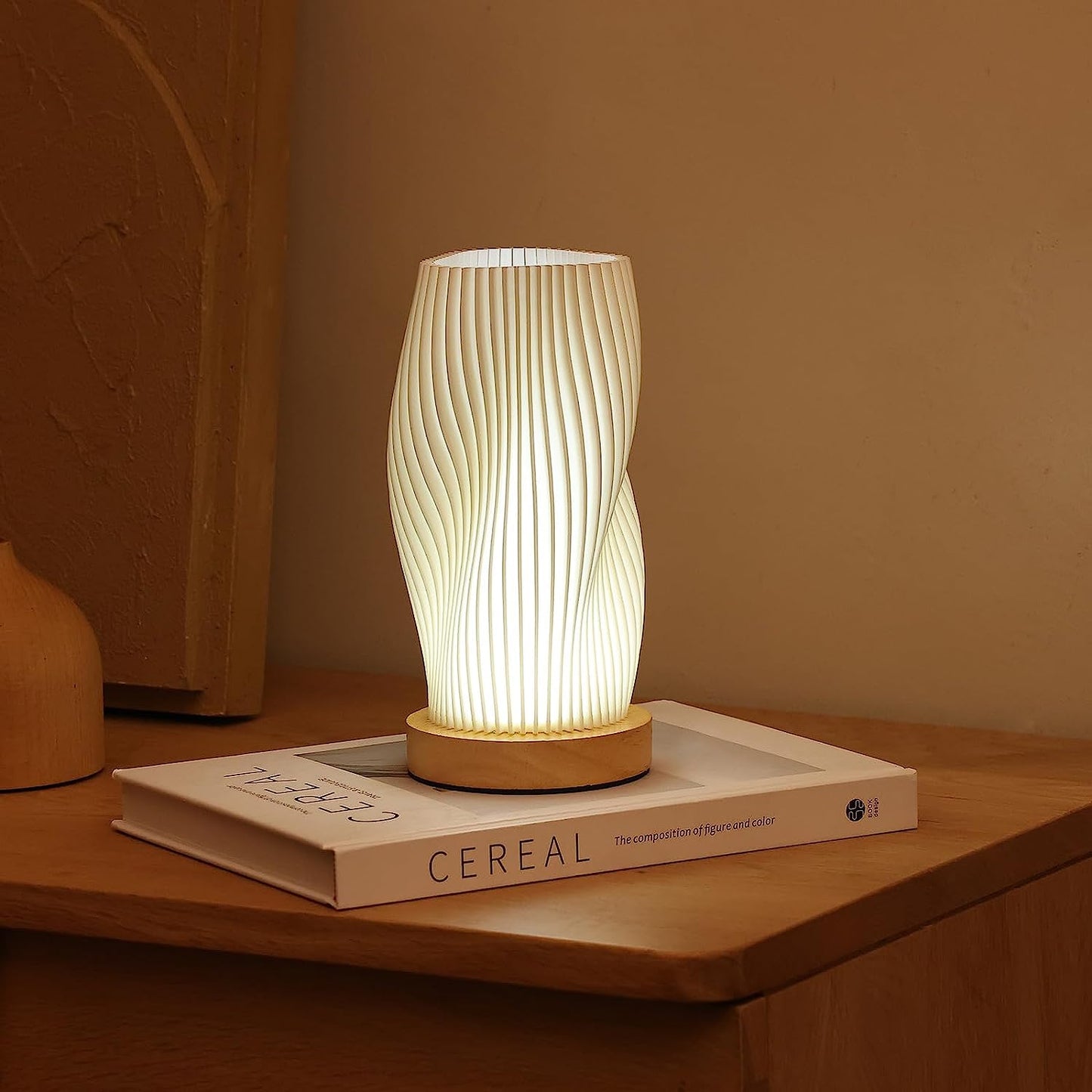Moderne Tischlampe aus Holz und Papier, warmes Licht, dekorativ, auf Holztisch.