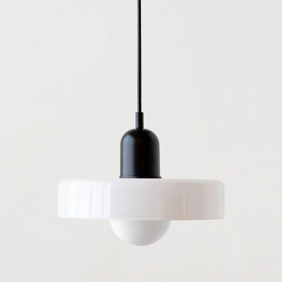 Moderne weiße Pendelleuchte mit schwarzem Kabel, minimalistisches Design, Innenbeleuchtung.