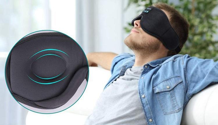 Mann mit schwarzer Augenmaske, Entspannung, Schlafhilfe, bequem, ergonomisch, Stressabbau.