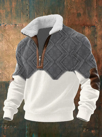 Pullover in Grau-Weiß mit Rautenstrick, Halbreißverschluss und Teddykragen vor rostiger Metallwand 2