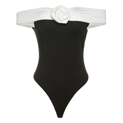 Trendiger Damen Badeanzug mit Schulterfrei-Design & Blumen-Details – Elara