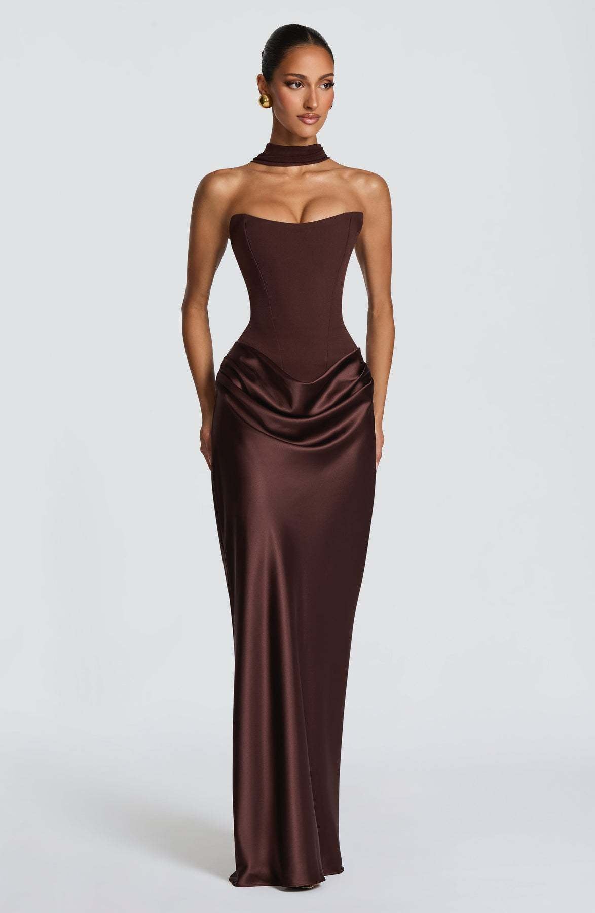 Frontansicht des schokoladenbraunen Korsettkleids mit passendem drapiertem Choker-Kragen am Hals und Satinrock 10