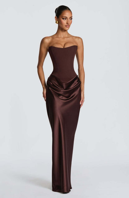 Das braune Korsett-Maxikleid am Model, Blick zur Seite, mit drapiertem Satin an der Hüfte 13