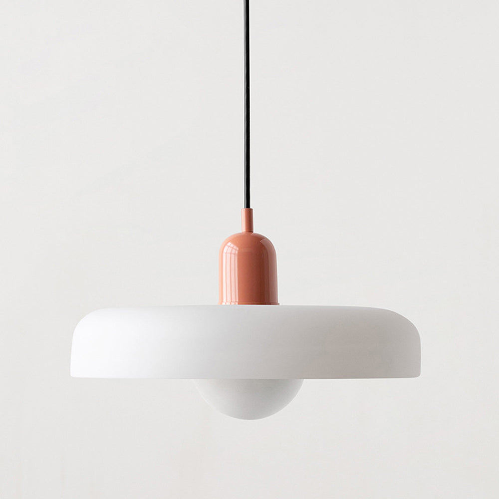 Moderne Hängelampe, weißer Schirm, rosa Fassung, minimalistisches Design, Innenbeleuchtung.