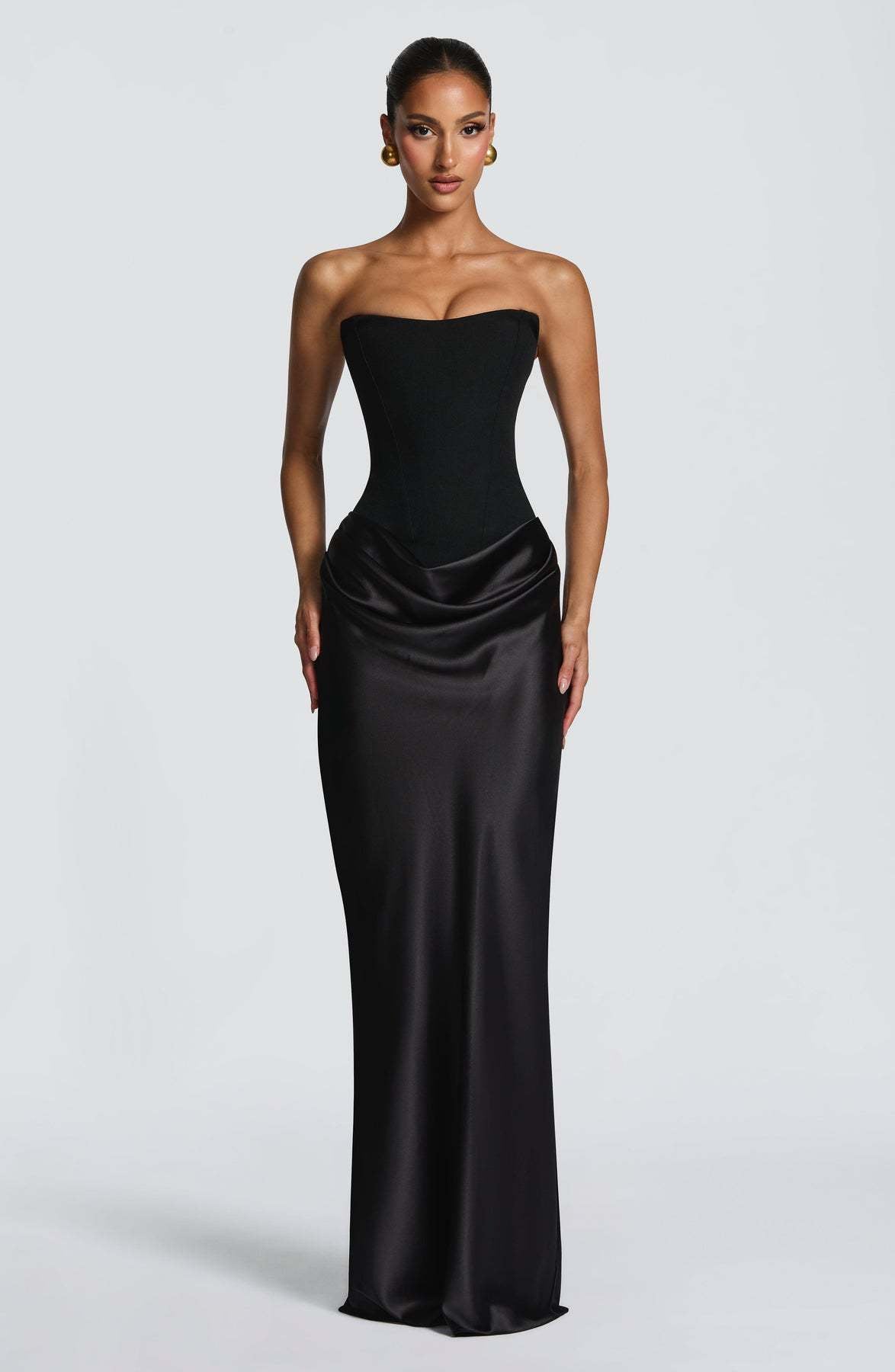 Schwarzes trägerloses Korsett-Kleid mit drapiertem Satinrock, Frontansicht ohne Choker, getragen von einem Model 21