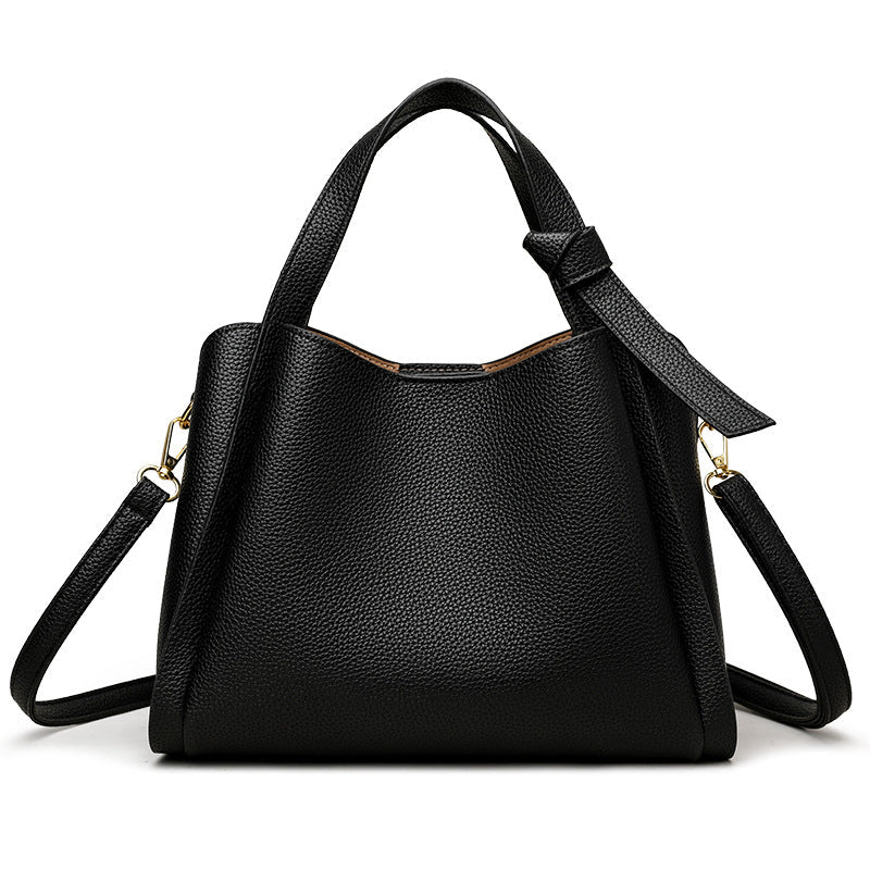 Schwarze Lederhandtasche mit Schulterriemen, elegantes Design, Damenmode Accessoire.
