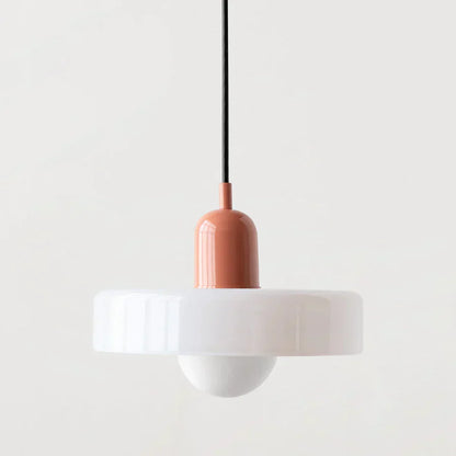 Moderne Hängelampe, weißer Glasschirm, roter Sockel, minimalistisches Design, Innenbeleuchtung.