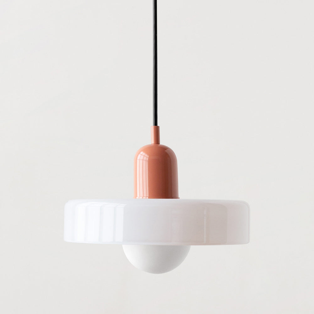 Moderne Hängelampe, weißer Glasschirm, roter Keramiksockel, minimalistisches Design, Beleuchtung.
