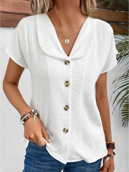 Frau trägt weiße Bluse mit Knöpfen, V-Ausschnitt, Sommermode, lässig, Baumwolle, Damenbekleidung.