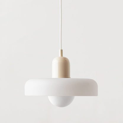 Moderne weiße Pendelleuchte aus Metall, minimalistisches Design, skandinavischer Stil.