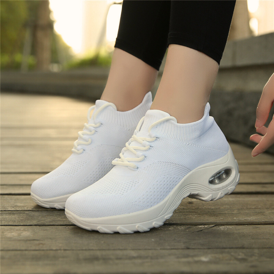 Weiße Damen-Sneaker, atmungsaktiv, bequem, mit dicker Sohle, ideal für Freizeit und Sport.