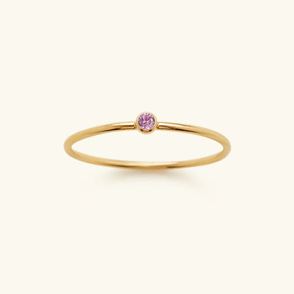 Goldener Ring mit rosa Edelstein, minimalistisches Design, Damen-Schmuck, elegantes Accessoire.