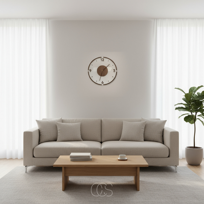 Uhr mittig an der Wand über einem graubeigen Sofa mit Kissen, Couchtisch aus Holz und Pflanze 6