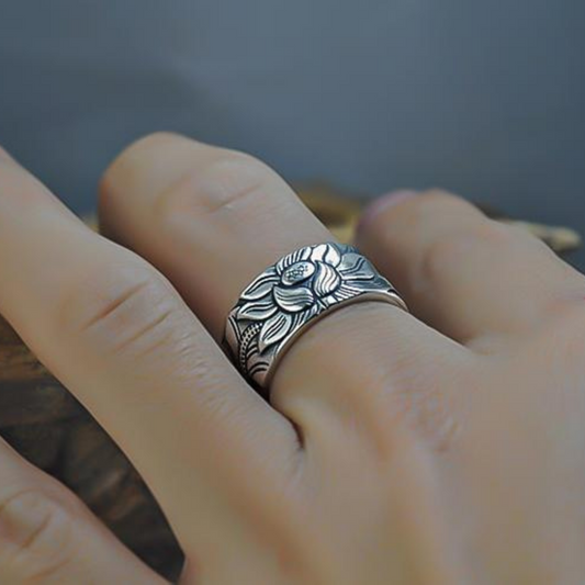 Silberring mit Blumenmuster auf Hand, Schmuck, Damenring, Vintage-Stil, Geschenkideen.