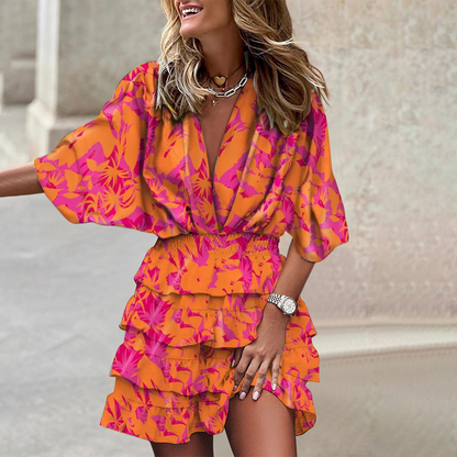 Frau in orange-pinkem Blumenkleid, lächelnd, modisch, Sommermode, draußen.